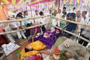 हाथ पर कलश, अटूट आस्था; बिगड़ती सेहत पर डॉक्टरों की चिंता, व्रत तोड़ने को तैयार नहीं गुड्डी देवी