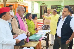 मतदाता पंजीकरण अभियान के तहत जिलाधिकारी ने विभिन्न मतदेय स्थलों पर आयोजित विशेष कैम्प का किया निरीक्षण