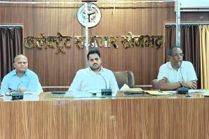 मतदेय स्थलों के संभाजन को लेकर जिला निर्वाचन अधिकारी  चर्चित गौड़ ने मान्यता प्राप्त राजनैतिक दलों के प्रतिनिधियों के साथ की बैठक
