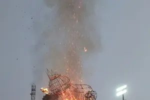 दुद्धी में 51 फीट के रावण का धू-धू कर दहन, जय श्रीराम के नारों से गूंजा मैदान