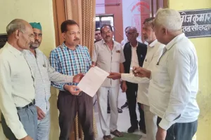 किसानों ने राहत राशि न मिलने पर की लेखपाल की शिकायत 