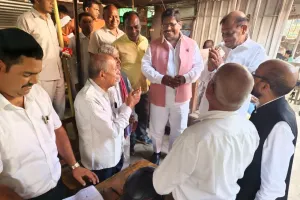 मोहनलालगंज तहसील में अधिवक्ताओं से मिले सांसद और पूर्व विधायक, कांती सिंह के लिए मांगे वोट