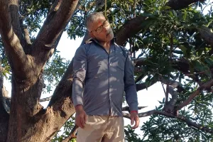 आम के पेड़ से नायलान  की रस्सी के सहारे लटकता हुआ मिला एक युवक का शव
