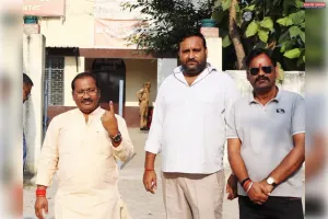 विधायक प्रेमपाल सिंह धनगर ने ठा. बीरी सिंह डिग्री कॉलेज में किया मतदान