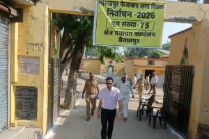 जिलाधिकारी ने गौरीबाजार और बैतालपुर में मतदान केंद्रों का किया निरीक्षण