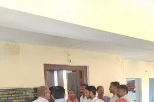 जल संस्थान की जेई को सौंपा ज्ञापन,। सीवर लाइन का अधूरा काम  शुरू कराने की मांग