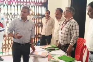 जिलाधिकारी ने ईवीएम एफएलसी के कार्य का निरीक्षण किया