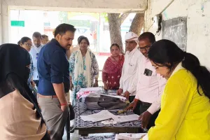 डीएम ने मतदाता पंजीकरण कैंपों का किया  निरीक्षण