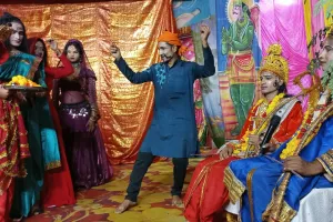 चार अखियां लड़ी की लड़ी रह गईं