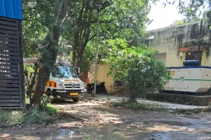 मोहनलालगंज सीएचसी का मुख्य मार्ग बदहाल, गड्ढों से होकर गुजर रहे मरीज