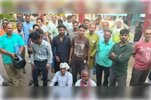 खाद न मिलने पर किसानों ने एसडीएम कार्यालय के बाहर की नारेबाजी 