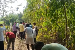 नरहरपुर में चकमार्ग पर मिट्टी पटाई का कार्य जारी, मौके पर पहुंचे मीडिया कर्मियों ने मजदूरों को काम करते देखा