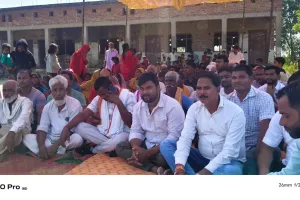 आजादी के दशकों बाद भी सड़क नसीब नहीं! 2.5 किमी कच्चे रास्ते पर जिंदगी की जंग लड़ रहे पांचू पुरवा के ग्रामीण, धरने पर बैठे लोग