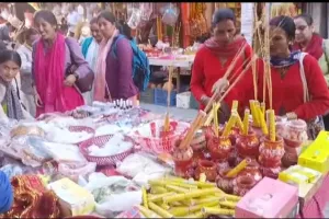 करवाचौथ के पावन पर्व पर जहां कार्यरत महिलाओं को प्रदेश सरकार द्वारा एक दिवसीय अवकाश घोषित किया गया ।उसी  खुशी में महिलाओं द्वारा बाजारों से खरीददारी करते हुए।