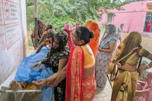 अवैध पत्थर भरे ट्रैक्टर से दबकर महिला की मौत