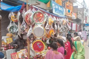 करवाचौथ को लेकर नैनी के बाजारों में बढ़ी रौनक