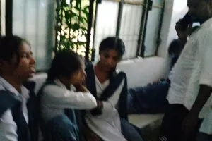 परीक्षा देकर घर लौट रही छात्राओं का टेंपो पलटा, तीन गंभीर