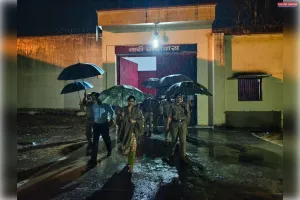 डीएम ने एसपी के साथ जिला कारागार का औचक निरीक्षण किया