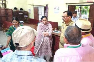 पीईटी परीक्षा को लेकर डीएम एसपी सख्त तीन परीक्षा केंद्रों का किया औचक निरीक्षण के दौरान सीसीटीवी कैमरों से निगरानी व्यवस्था परखी 