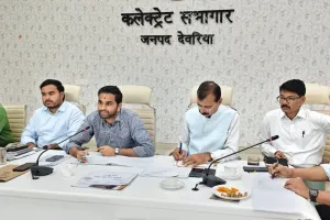 लापरवाही पर जिलाधिकारी ने दो अधिकारियों का वेतन रोकने का दिया निर्देश