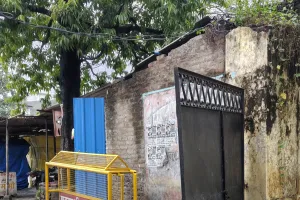 पेशाब से गल रहा पशु चिकित्सालय का मुख्य गेट, दुर्गंध से आमजन बेहाल