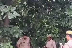 पेड़ से लटकता मिला 45 वर्षीय व्यक्ति का शव, इलाके में सनसनी