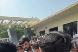 यूनाइटेड इंजीनियरिंग कॉलेज की छात्रा की मौत पर छात्रों का हंगामा,।प्रशासन पर गंभीर आरोप