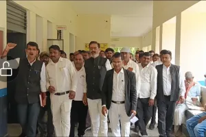 लालगंज तहसील में रिश्वतखोरी और भ्रष्टाचार के खिलाफ अधिवक्ताओं का चक्रव्यूह धरना प्रदर्शन