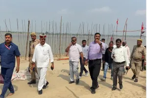 मिर्जापुर: नवरात्र मेले की तैयारियों में लापरवाही पर डीएम सख्त, गंगा घाटों से मलबा हटाने का दिया अल्टीमेटम