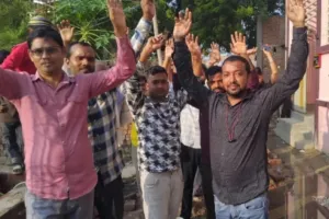 गोरखपुर ग़ोला के वार्ड-6 की मुख्य सड़क पर बह रहा नाबदान का पानी, लोगों की बढ़ी परेशानी
