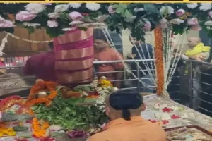 पूजा-अर्चना के लिए शहर के प्रमुख देवी मंदिरों में श्रद्धालुओं की भीड़ उमड़ी