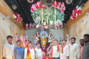 मां दुर्गा की प्रतिमाओं के पट खोलने पहुंचे समाजसेवी अमित सिंह और भाजपा नेता सुमित सिंह, युवाओं में भरा उत्साह