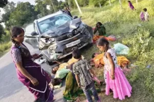 सोनभद्र में भीषण सड़क हादसा: कार-टेंपो की आमने-सामने टक्कर में दो की मौत, 12 घायल
