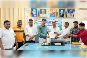 सफाई कर्मचारियों के वेतन को लेकर अखिल भारतीय सफाई मजदूर संघ ने सौंपा ज्ञापन