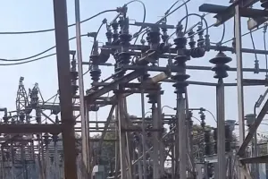 साहब फोन नहीं उठाते -:  धनरुआ में बिजली की आंख-मिचौली से परेशान लोग
