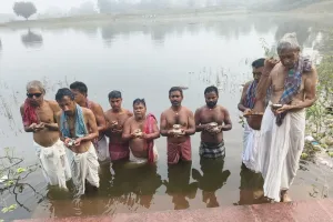 पूर्वजों की स्मृति में श्रद्धा के साथ हुआ तर्पण अनुष्ठान