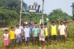 उपासना मरांडी की पहल पर बासेतकुण्डी के लतार टोला में लगा 25 केवीए का नया ट्रांसफार्मर