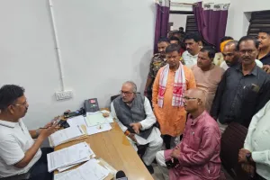 जमीन रजिस्ट्री में देरी की शिकायत पर बरही विधायक मनोज कुमार यादव पहुंचे अवर निबंधन कार्यालय