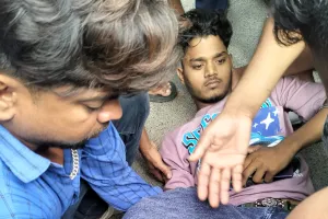 सड़क दुर्घटना में बाइक सवार युवक गंभीर, धनबाद रेफर