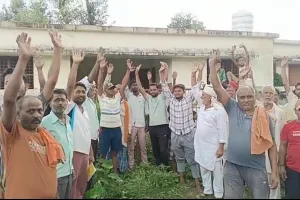 कुशीनगर : तीन साल से बंद पड़ा एएनएम सेंटर, ग्रामीणों ने किया प्रदर्श