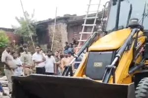 कुशीनगर : डीएम के आदेश पर अतिक्रमण पर चला बुलडोजर, ग्रामीणों ने ली राहत की सांस
