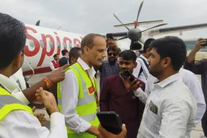 स्पाइसजेट की अव्यवस्था से 100 से अधिक यात्री हलकान, पहले तीन घंटे विमान में बैठाया, फिर कर दी फ्लाइट कैंसिल