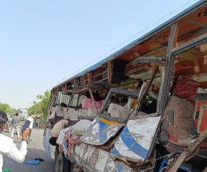 सवारियों से भरी बस में ट्रक ने मारी टक्कर, आठ की हुई मौत