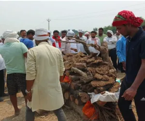सुल्तानपुर का अधिवक्ता महेंद्र मौर्या हत्याकांड घर से 500 मीटर दूर बाग में हुआ, बेटे ने दी मुखाग्नि, भारी पुलिस बल तैनात