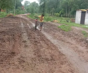 शहडोल के 41 स्कूलों में दलदल और दुश्वारियों के बीच होगी पढ़ाई: इस साल भी नहीं बनी व्यवस्था