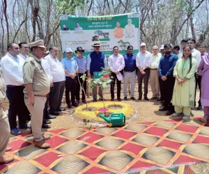 मीरजापुर का भ्रमण के उपरांत बी0एच0यू0 साउथ कैम्पस सभागार में की गई एक बैठक