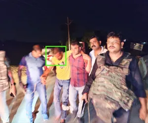 पुलिस मुठभेड़ में 25 हजार का इनामी ,शातिर चोर के पैर में लगी गोली गिरफ्तार