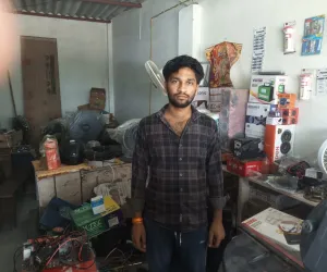 गोरखपुर के गोलाबाजार में मौर्या इलेक्ट्रॉनिक्स दुकान में सेंधमारी, 14,000 रुपये का सामान चोरी