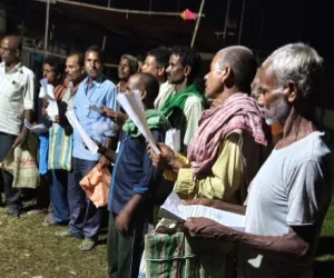 शिबिर से भागे कर्मी, फॉर्म नहीं लेने पर हुआ हंगामा 