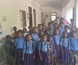 सुपौल में किताब के साथ अनुमंडल कार्यालय पहुँचे स्कूली बच्चे